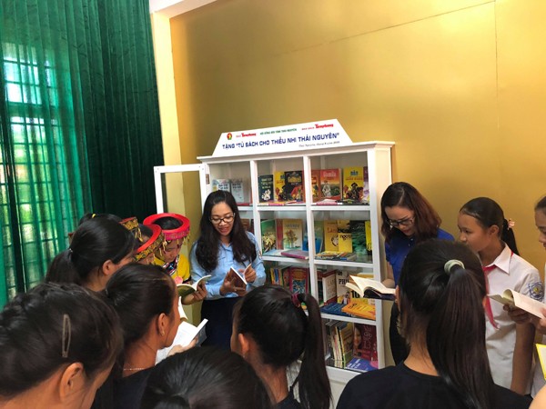 Nhà sách Tiền Phong trao tặng 'Tủ sách cho thiếu nhi Thái Nguyên' - ảnh 1