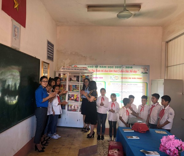 Nhà sách Tiền Phong trao tặng 'Tủ sách cho thiếu nhi Thái Nguyên' - ảnh 2