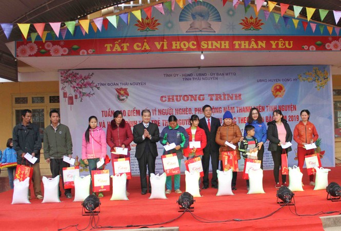 Mang 'Xuân ấm tình thương' đến với người nghèo - ảnh 2