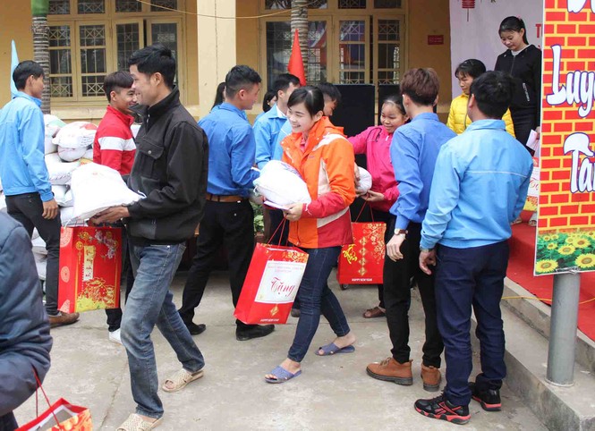 Mang 'Xuân ấm tình thương' đến với người nghèo - ảnh 5