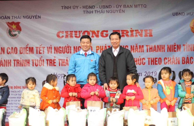 Mang 'Xuân ấm tình thương' đến với người nghèo - ảnh 1