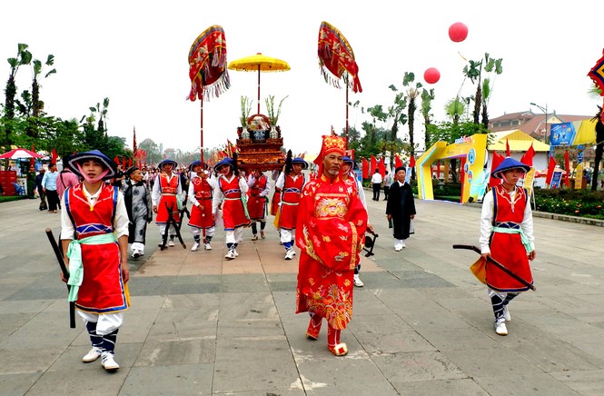 Hàng nghìn người về khai hội giỗ Tổ Hùng Vương - Lễ hội Đền Hùng - ảnh 1