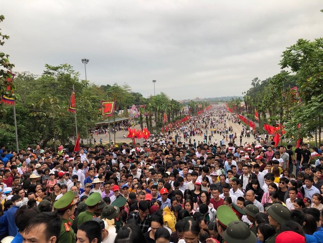 Công kênh trẻ nhỏ giữa biển người đổ về lễ hội Đền Hùng - ảnh 3