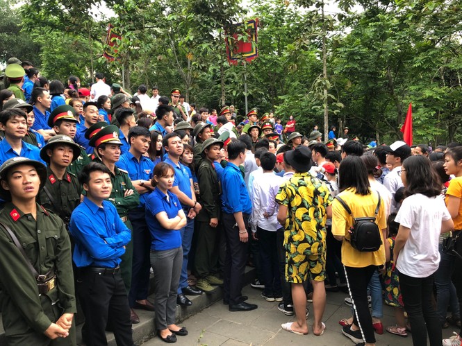 Công kênh trẻ nhỏ giữa biển người đổ về lễ hội Đền Hùng - ảnh 4