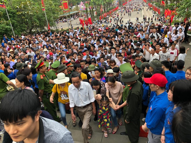 Công kênh trẻ nhỏ giữa biển người đổ về lễ hội Đền Hùng - ảnh 2