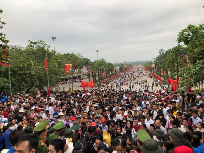 Công kênh trẻ nhỏ giữa biển người đổ về lễ hội Đền Hùng - ảnh 6