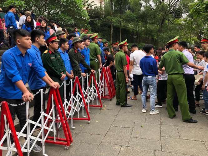 Công kênh trẻ nhỏ giữa biển người đổ về lễ hội Đền Hùng - ảnh 7