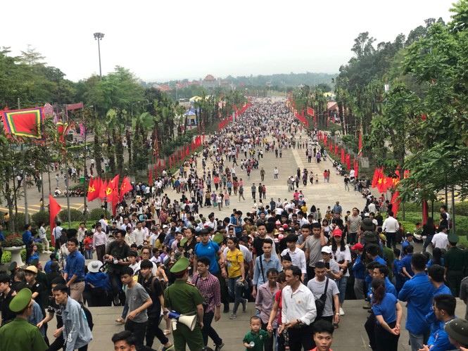 Công kênh trẻ nhỏ giữa biển người đổ về lễ hội Đền Hùng - ảnh 9
