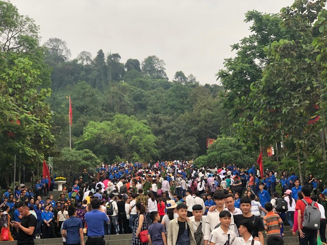Công kênh trẻ nhỏ giữa biển người đổ về lễ hội Đền Hùng - ảnh 8