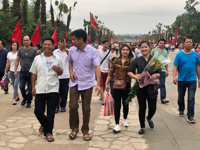 Công kênh trẻ nhỏ giữa biển người đổ về lễ hội Đền Hùng - ảnh 12