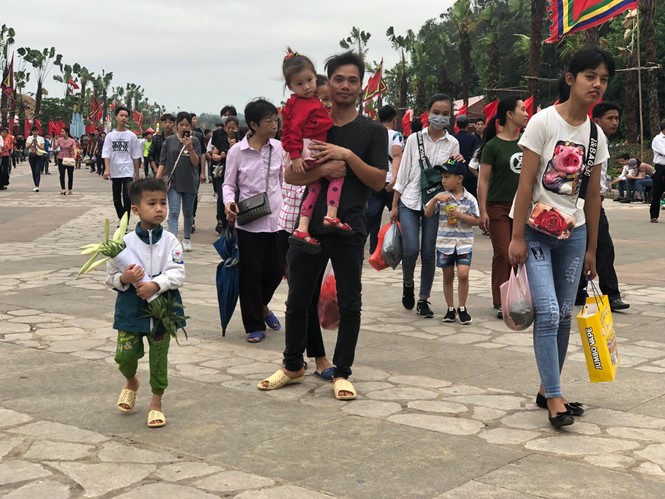 Công kênh trẻ nhỏ giữa biển người đổ về lễ hội Đền Hùng - ảnh 11