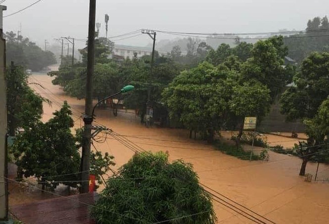 Hà Giang: Mưa lớn hàng nghìn ngôi nhà, ô tô chìm trong biển nước - ảnh 3