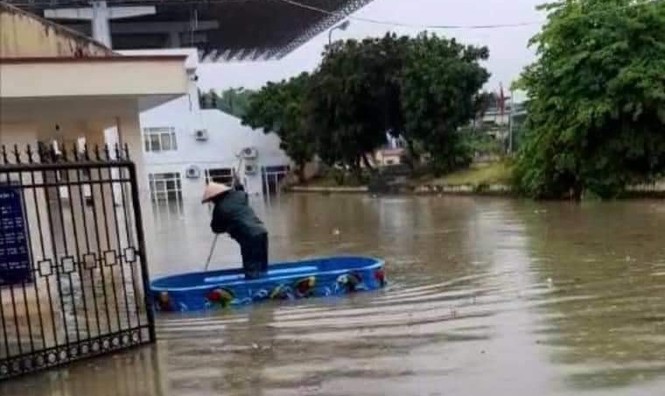 Mưa lớn trong nhiều giờ, TP. Điện Biên Phủ ngập trong biển nước - ảnh 1