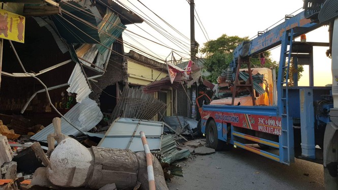 Ngủ gật, lái xe container đâm sập hàng loạt nhà dân - ảnh 2