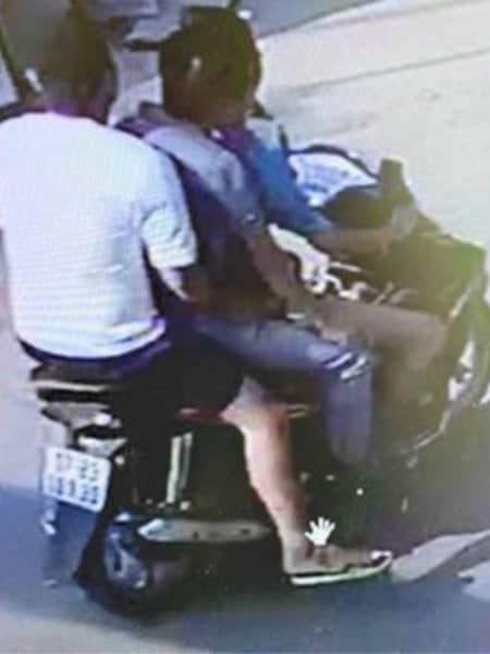 Công an truy tìm xe máy ‘kẹp 3’ gây tai nạn nghiêm trọng rồi bỏ trốn - ảnh 1