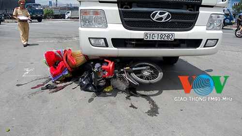 Xe tải kéo lê xe máy, con nhập viện, mẹ gãy chân - ảnh 1