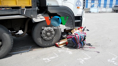 Xe tải kéo lê xe máy, con nhập viện, mẹ gãy chân - ảnh 2