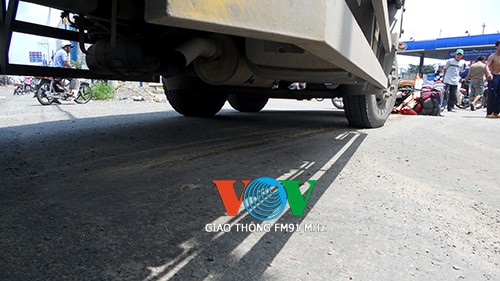 Xe tải kéo lê xe máy, con nhập viện, mẹ gãy chân - ảnh 3