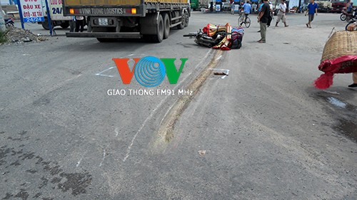 Xe tải kéo lê xe máy, con nhập viện, mẹ gãy chân - ảnh 5