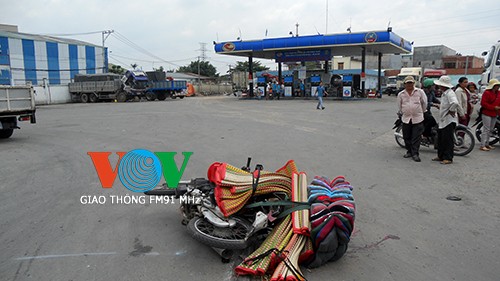 Xe tải kéo lê xe máy, con nhập viện, mẹ gãy chân - ảnh 4