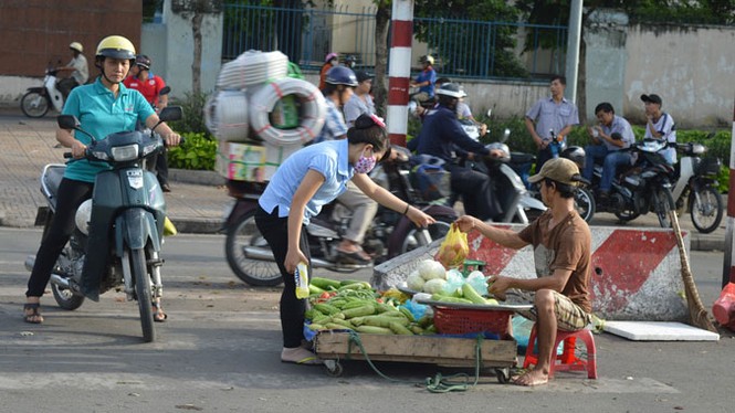 Ngậm ngùi nữ công nhân xa xứ - ảnh 1