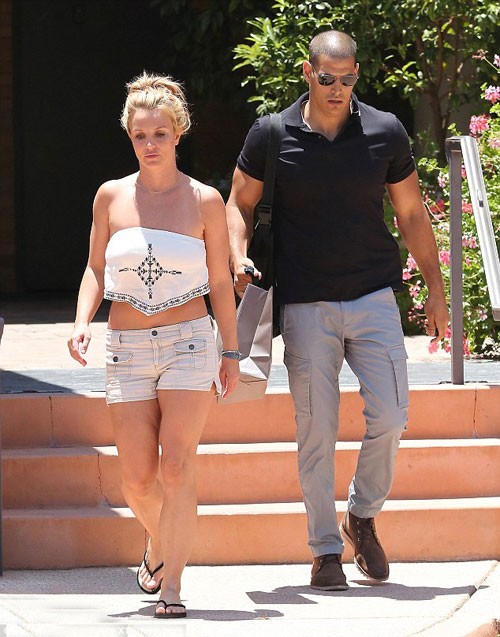 Britney Spears lộ eo to và cặp đùi thô kệch - ảnh 2