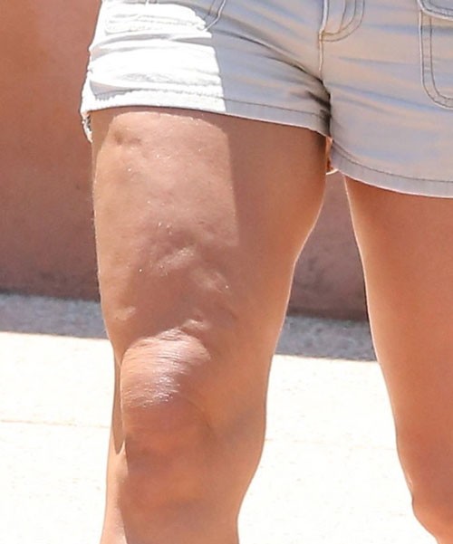 Britney Spears lộ eo to và cặp đùi thô kệch - ảnh 4