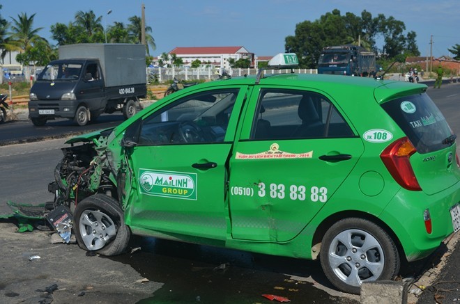 Taxi và xe tải tông trực diện do 2 tài xế... chào nhau - ảnh 1