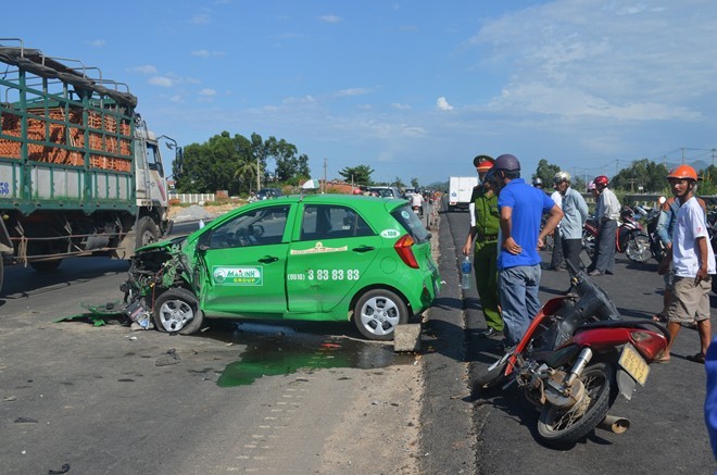 Taxi và xe tải tông trực diện do 2 tài xế... chào nhau - ảnh 2
