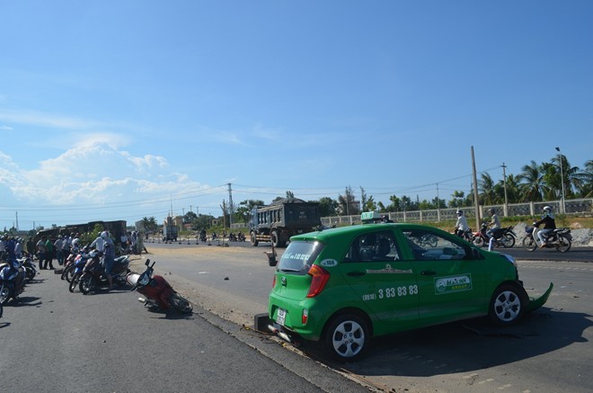 Taxi và xe tải tông trực diện do 2 tài xế... chào nhau - ảnh 6