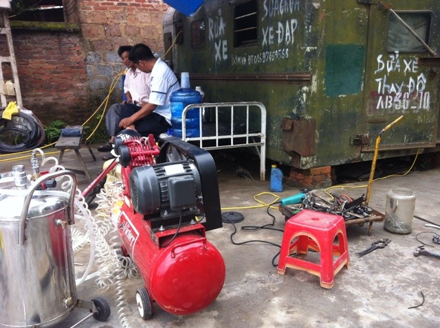 Độc nhất Việt Nam: Dỡ xe đặc chủng làm tiệm sửa xe đạp - ảnh 5