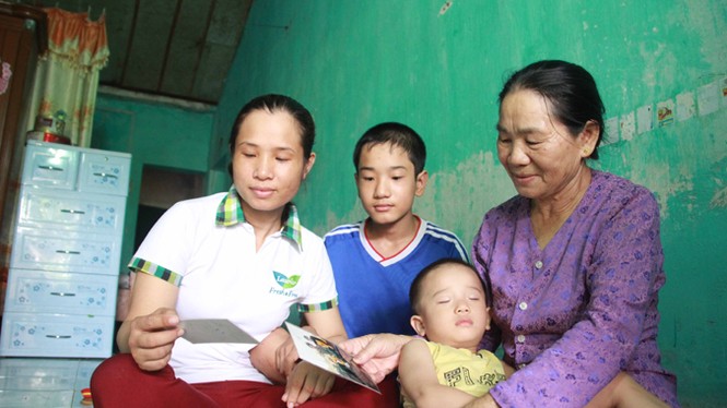 Sóng ngầm ở xóm “Đàn bà vượt cạn chỉ có một mình” - ảnh 1