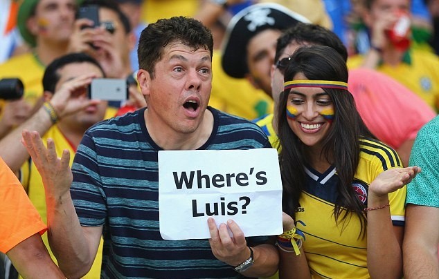 CĐV Uruguay đeo mặt nạ, ‘cắn’ em bé Brazil ủng hộ Luis Suarez - ảnh 11