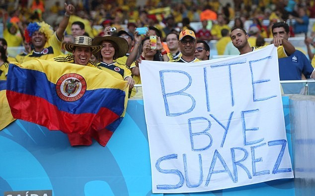CĐV Uruguay đeo mặt nạ, ‘cắn’ em bé Brazil ủng hộ Luis Suarez - ảnh 12