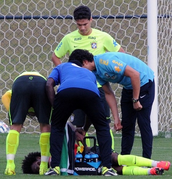 Willian đau đớn rời sân tập, cả Brazil thót tim - ảnh 1