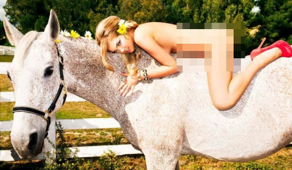 Các người đẹp Hollywood ngực trần sexy bên ngựa - ảnh 5