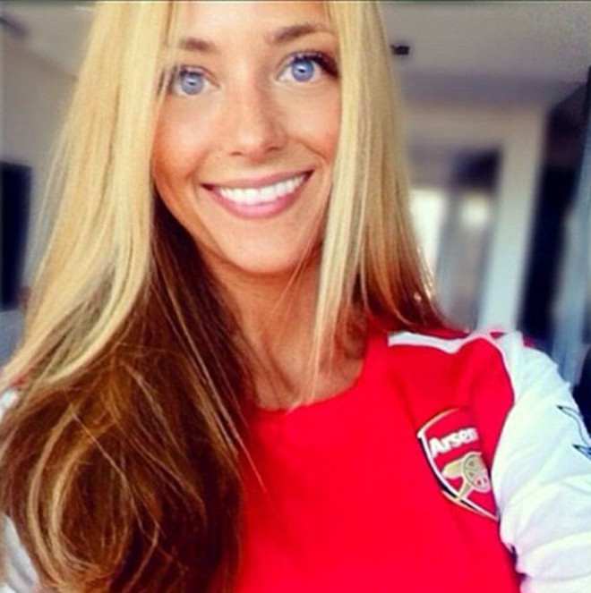 Bồ xinh của Sanchez điệu đà diện áo đấu Arsenal - ảnh 1