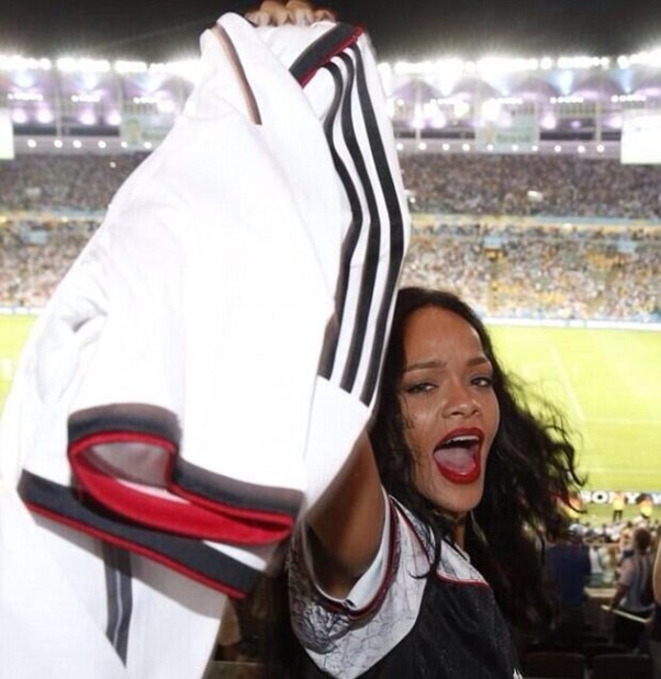 Rihanna 'bay' đêm cùng tuyển thủ Đức - ảnh 10