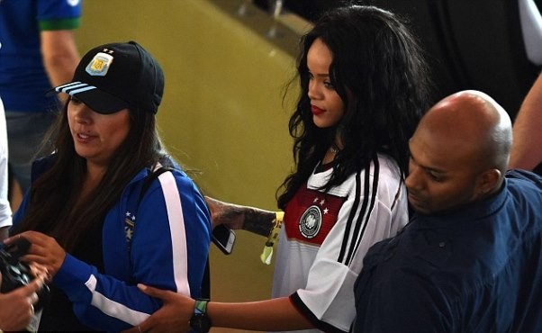 Rihanna 'bay' đêm cùng tuyển thủ Đức - ảnh 13