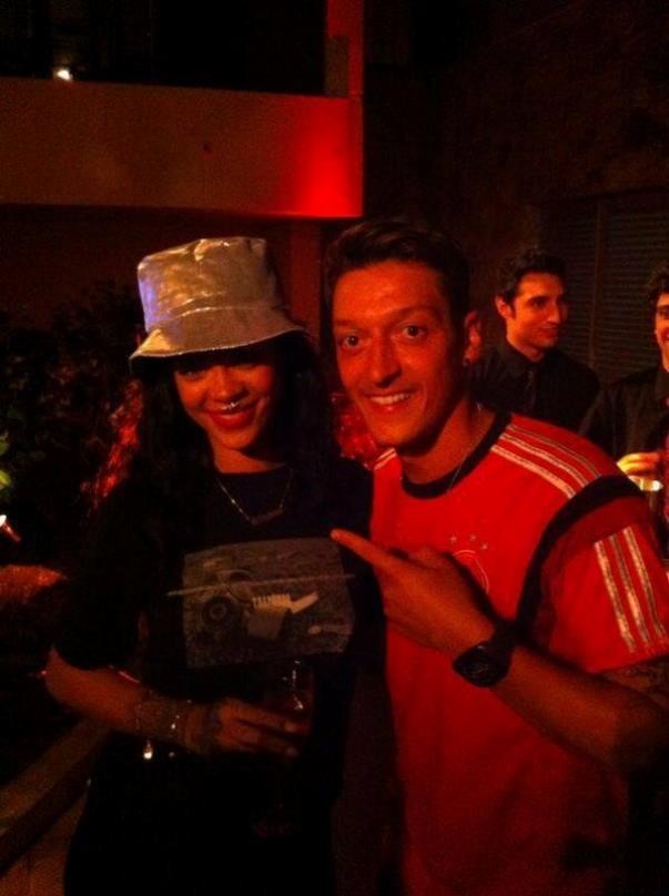 Rihanna 'bay' đêm cùng tuyển thủ Đức - ảnh 3