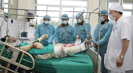 Sức khoẻ ba chiến sĩ trong vụ máy bay rơi đang rất xấu - ảnh 2