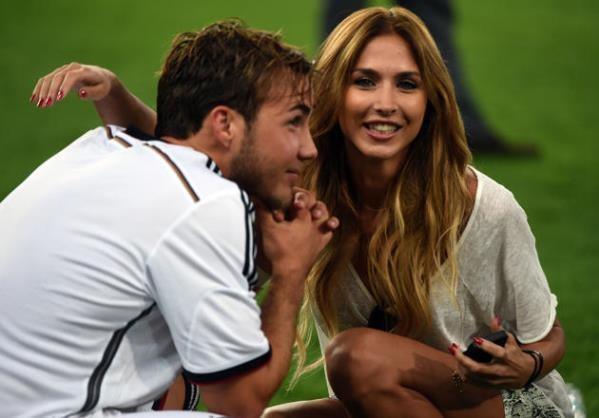 Bạn gái Goetze bất ngờ nổi tiếng nhờ màn 'khóa môi' trên sân - ảnh 6