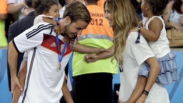 Bạn gái Goetze bất ngờ nổi tiếng nhờ màn 'khóa môi' trên sân - ảnh 7