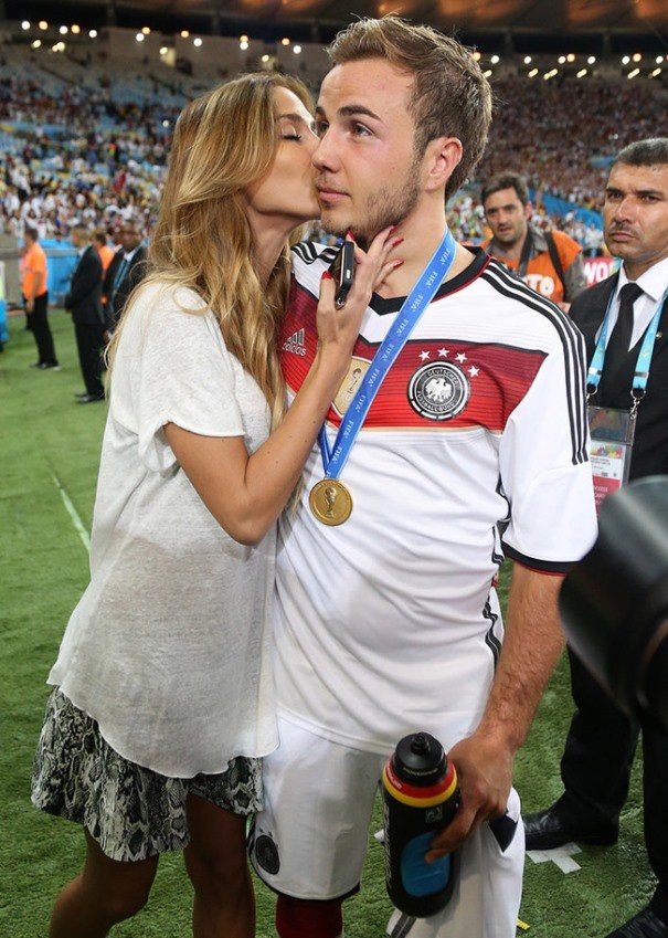 Bạn gái Goetze bất ngờ nổi tiếng nhờ màn 'khóa môi' trên sân - ảnh 10