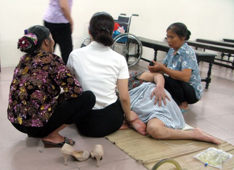 Bị hại trải chiếu nằm nghe tòa xử án - ảnh 1
