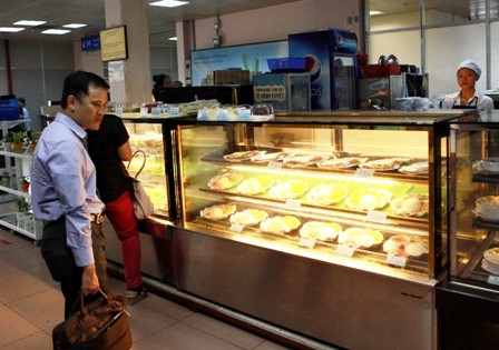 Hành khách được uống nước lọc miễn phí ở sân bay - ảnh 1