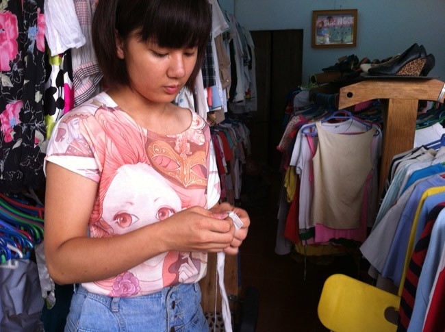 Quần áo 5.000 đồng/chiếc bán chạy như tôm tươi - ảnh 1