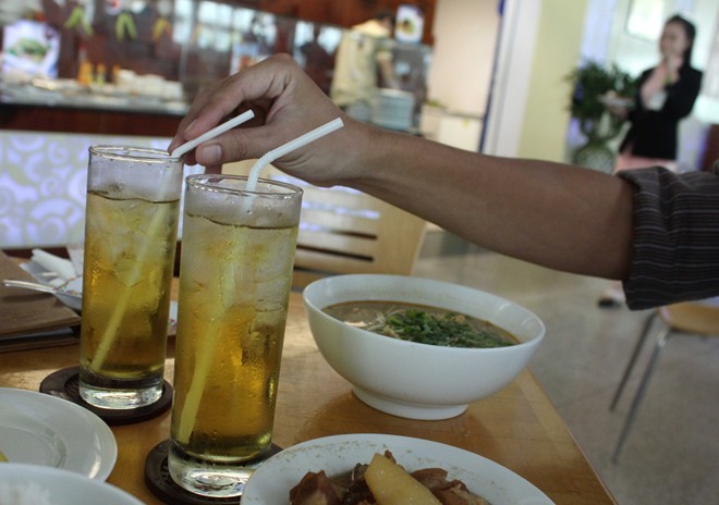 Cận cảnh giá mì gói, trà đá mới ở sân bay Tân Sơn Nhất - ảnh 1