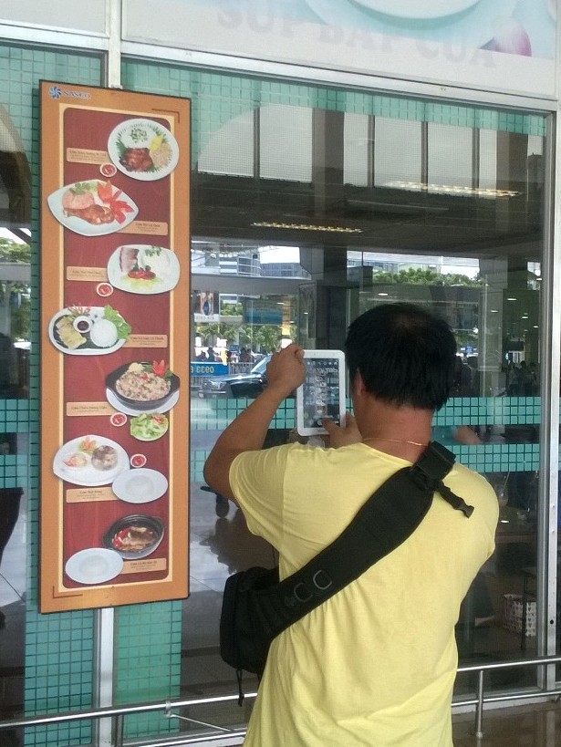 Cận cảnh giá mì gói, trà đá mới ở sân bay Tân Sơn Nhất - ảnh 6