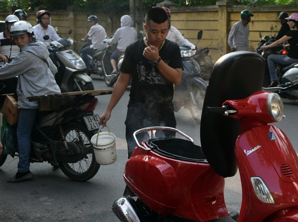 Vừa đổ xăng, xe Vespa LX bốc khói nghi ngút - ảnh 2
